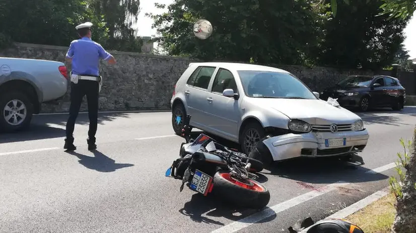 Schianto tra un'auto e una moto tra Toscolano Maderno e Gardone Riviera - © www.giornaledibrescia.it