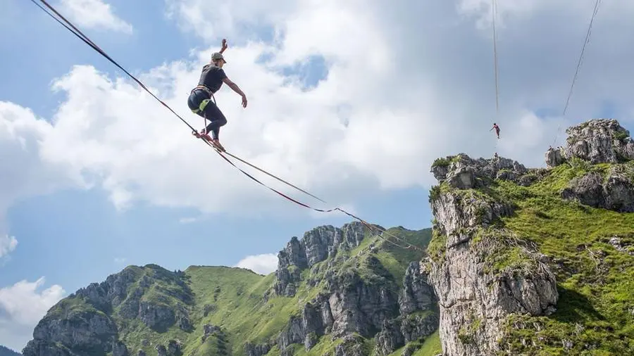 Equilibrio e tanto fegato con la slackline - © www.giornaledibrescia.it