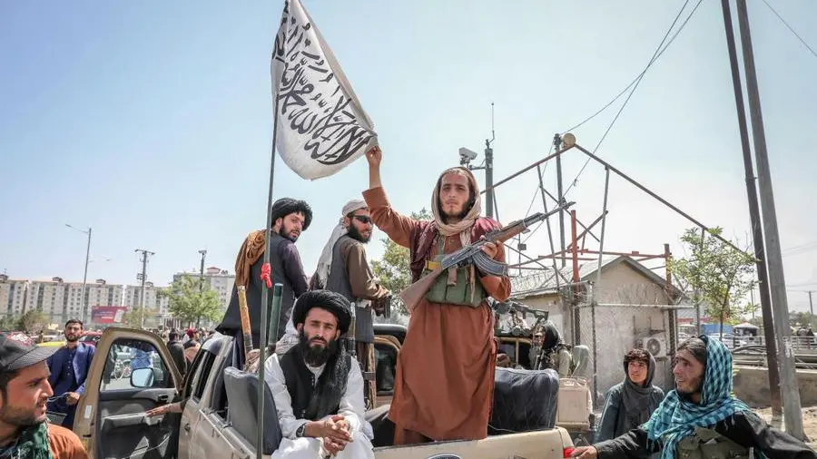 Combattenti talebani sfilano per strada dopo aver conquistato Kabul - Foto Ansa/Epa/Stringer © www.giornaledibrescia.it
