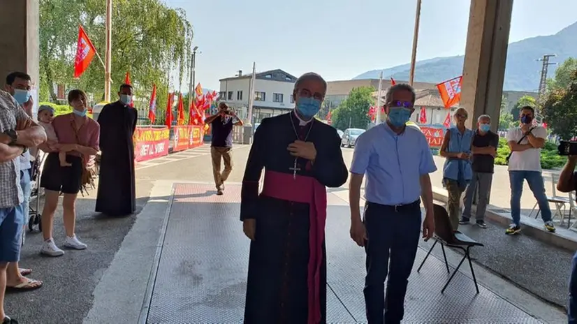 Mons. Pierantonio Tremolada prima della Messa ha voluto far visita ai lavoratori in presidio