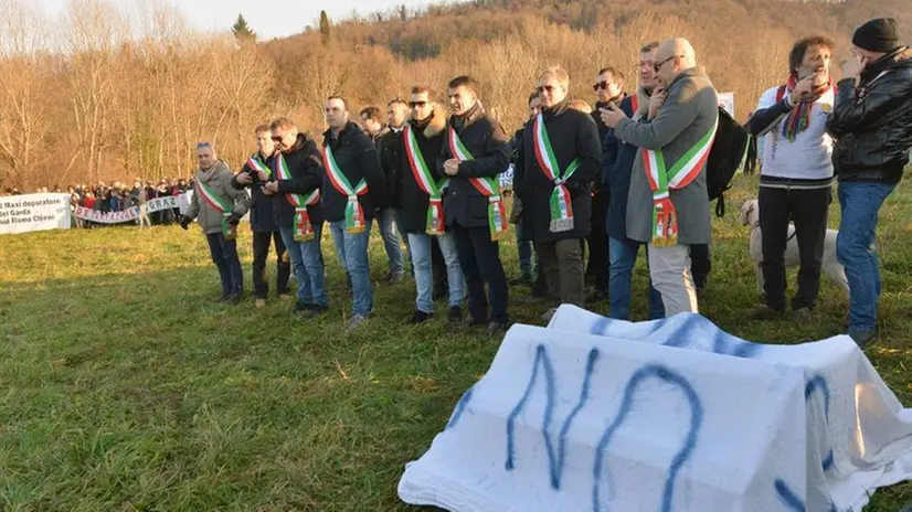 I sindaci schierati con il fronte del No in una manifestazione contro il depuratore del Garda - Foto Giovanni Benini/Neg © www.giornaledibrescia.it