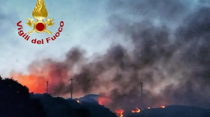 Colline della Sicilia in fiamme - © www.giornaledibrescia.it