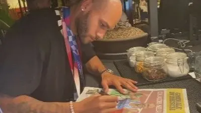 Marcell Jacobs firma la copertina del GdB del 2 agosto, all’indomani del primo oro - Foto © www.giornaledibrescia.it