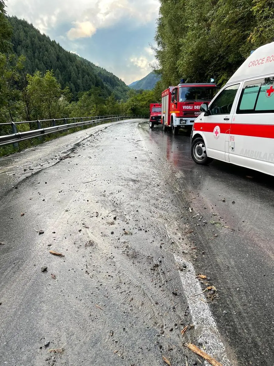 Tempesta in Valcamonica: i detriti sulla strada