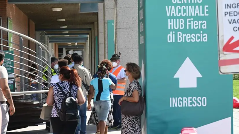 Il centro vaccinale alla Fiera di Brescia - Foto Gabriele Strada/Neg © www.giornaledibrescia.it