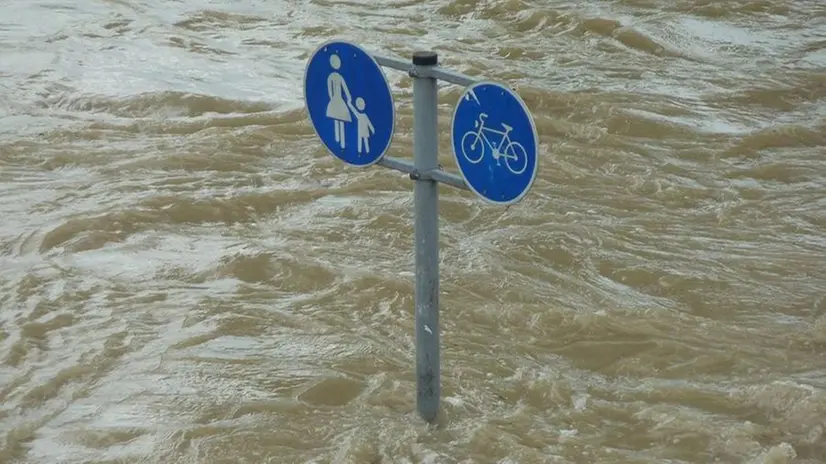 Strada sommersa dall'acqua durante un'alluvione