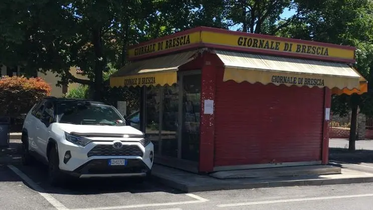 Serranda abbassata all'edicola di via San Marco