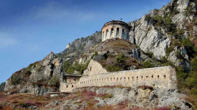La Rocca d'Anfo si affaccia sul lado g'Idro
