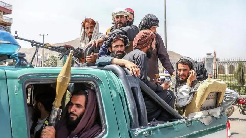 Kabul, riaperto l'aeroporto. Caos in città