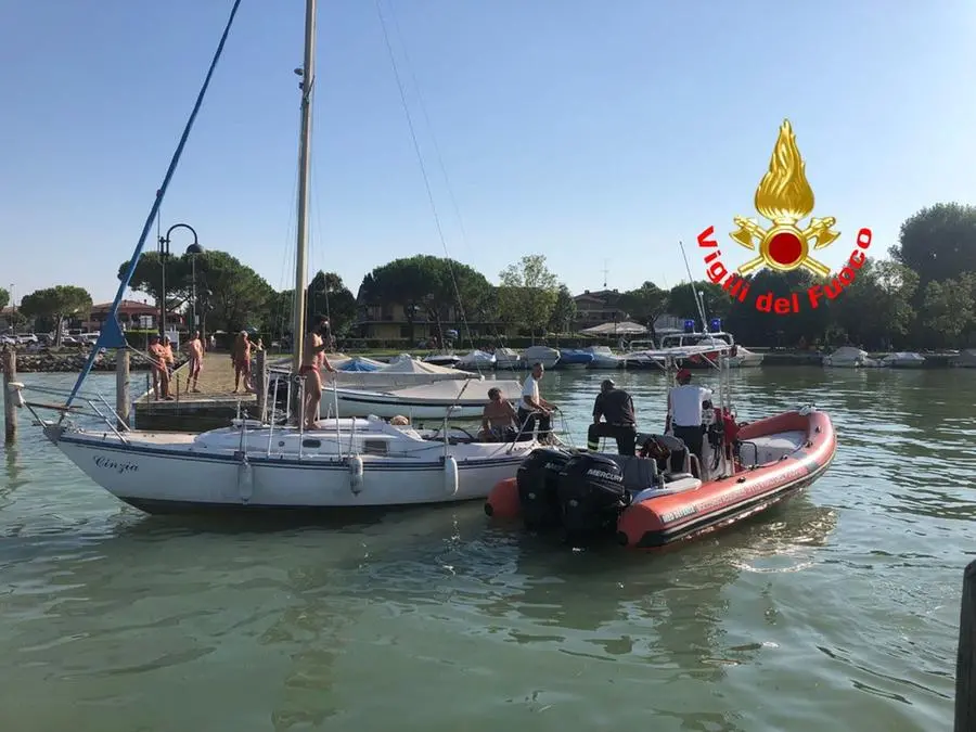 Le barche disincagliate dai Vigili del fuoco a Sirmione e a San Felice del Benaco