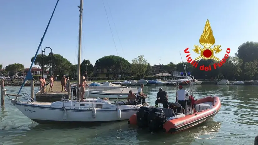 Le barche disincagliate dai Vigili del fuoco a Sirmione e a San Felice del Benaco