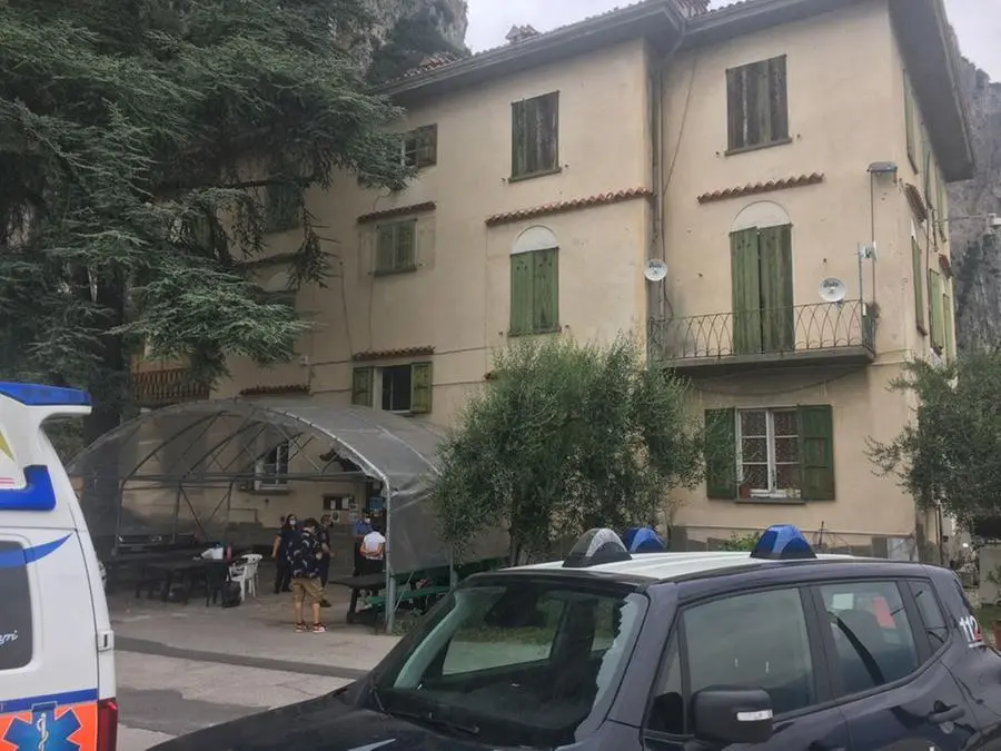 Lo stabile a Tremosine dove è stato trovato il corpo senza vita del giovane