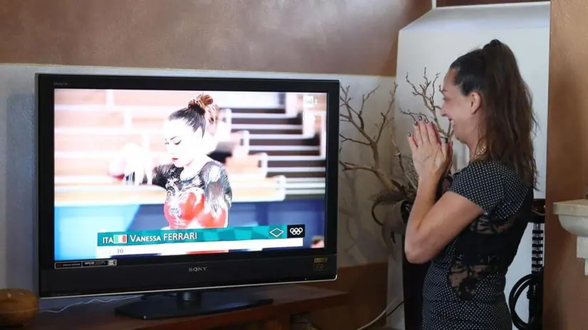 La mamma di Vanessa Ferrari mentre guarda la finale della figlia in tv