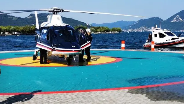 L’elicottero dei Carabinieri e la motovedetta a Iseo - © www.giornaledibrescia.it