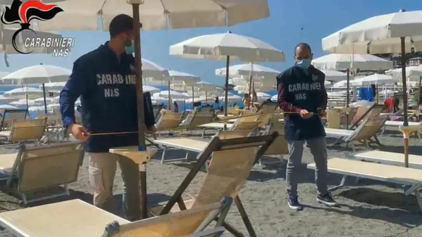 Un frame video mostra alcuni carabinieri dei Nas impegnati in controlli in uno  s