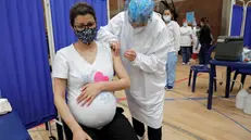 Una donna in gravidanza riceve il vaccino