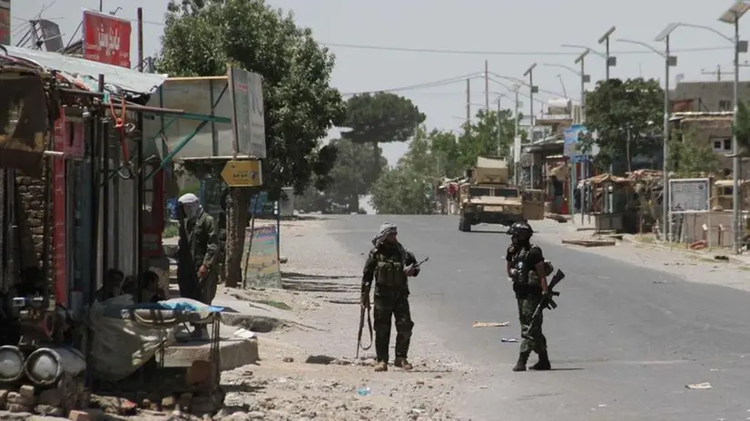 Soldati afghani dopo lo scontro con i talebani a Herat il 6 agosto 2021 - Foto Epa © www.giornaledibrescia.it