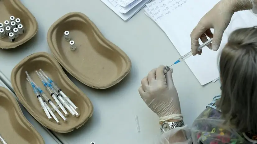 La preparazione dei vaccini - Foto Ansa  © www.giornaledibrescia.it