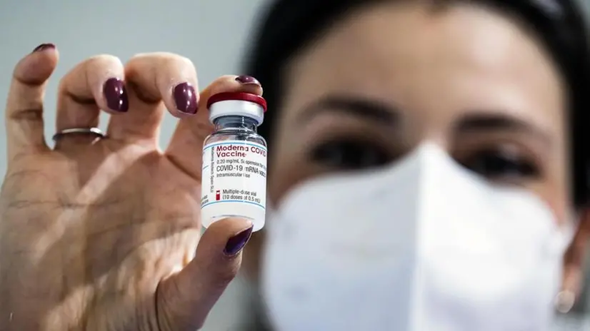 Un'infermiera mostra un flaccone di vaccino Moderna - Foto Ansa © www.giornaledibrescia.it