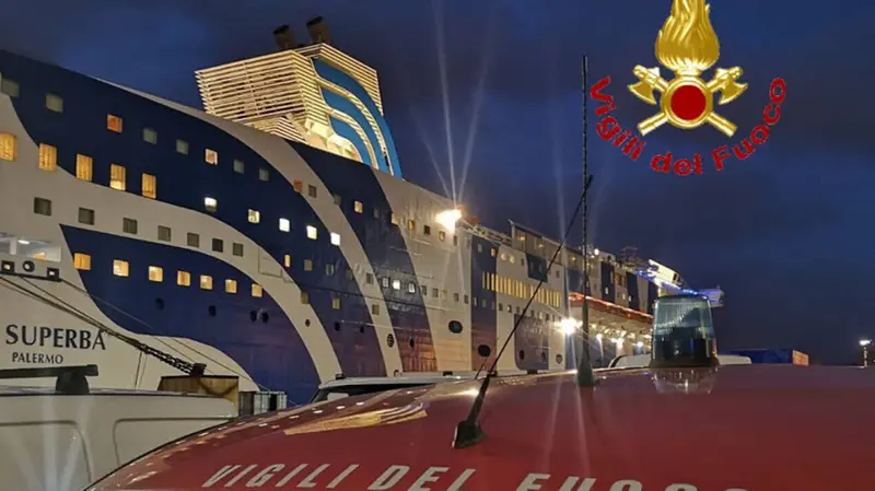 Il veicolo in dotazione ai Vvf bresciani sbarcato a Palermo - © www.giornaledibrescia.it