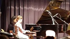 Sul palco: la 14enne in una recente esibizione al pianoforte