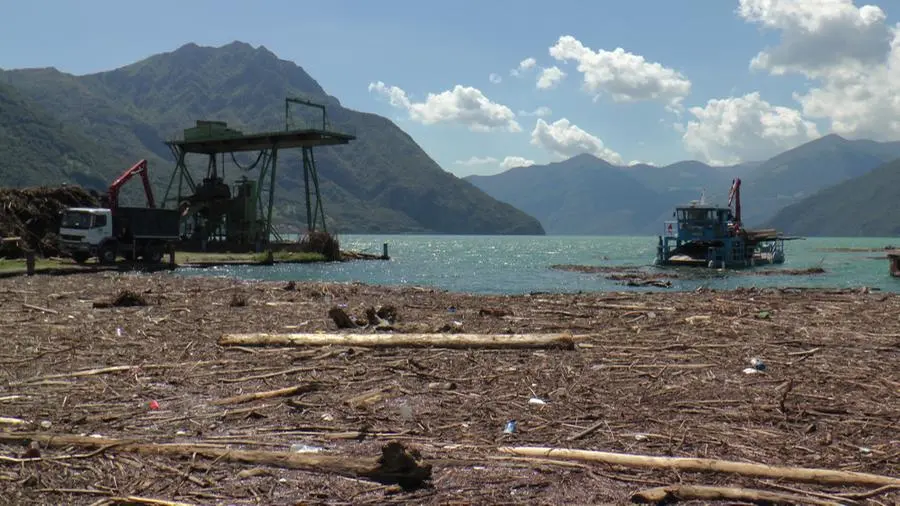 Il battello spazzino all'opera per togliere alghe e detriti dal lago d'Iseo
