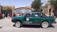 Talebani riuniti dopo aver preso il controllo di Lashkar
