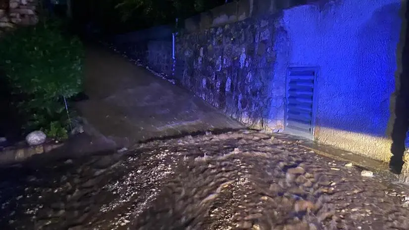 Maltempo sul Garda, un centinaio di turisti trasferiti a Limone