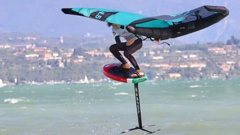 Riccardo con la sua ala gonfiabile e la sua tavola hydrofoil