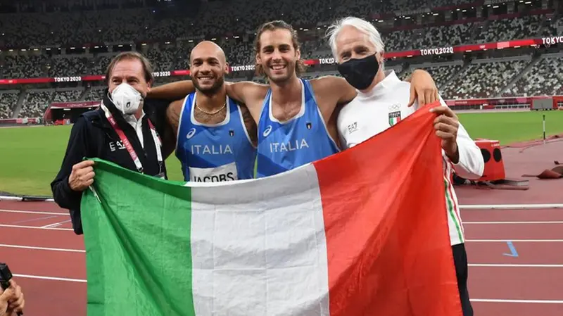 Il presidente della Federazione Italiana di Atletica Leggera Stefano Mei, Marcell Jacobs, Gimbo Tamberi e il presidente del Coni, Giovanni Malagò - Foto Ansa/Ciro Fusco © www.giornaledibrescia.it