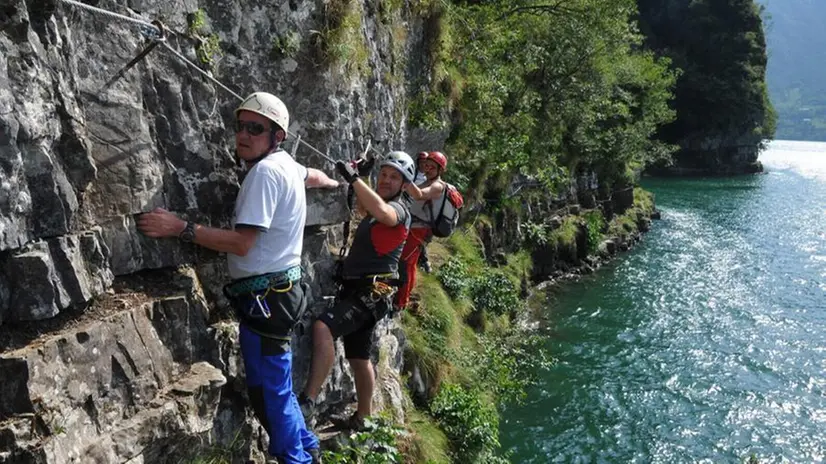 Via ferrata «Sasse» sul lago d"Idro realizzata dal Gruppo Sentieri Attrezzati Idro - Foto © www.giornaledibrescia.it