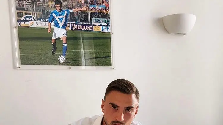 Filip Jagiello nella sede del Brescia per la firma del contratto - Foto sito internet Brescia Calcio