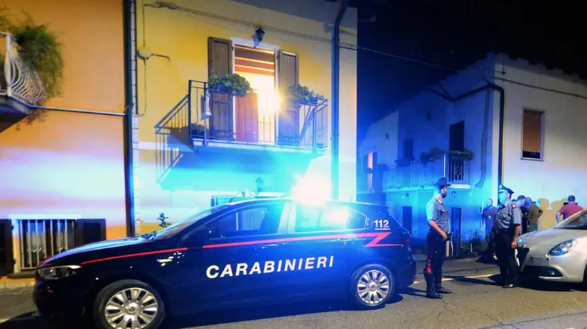 I rilievi dei Carabinieri all'esterno dell'abitazione teatro del ferimento - Foto Marco Ortogni/Neg © www.giornaledibrescia.it