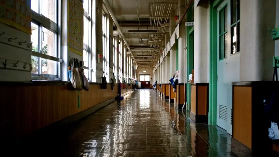 Corridoio di una scuola (simbolica) - © www.giornaledibrescia.it