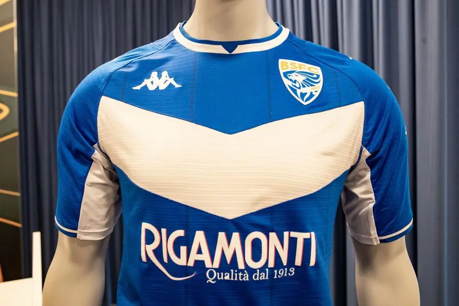Brescia Calcio, presentate le nuove maglie delle rondinelle