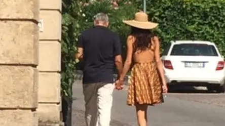 George Clooney e la moglie Amal fotografati ieri a Gargnano - © www.giornaledibrescia.it