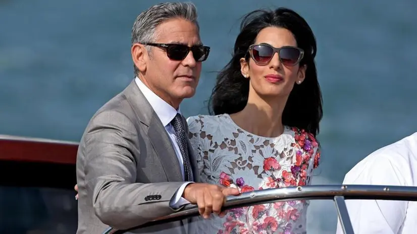 George Clooney e la moglie Amal Alamuddin - Foto Ansa/Alessandro Di Meo © www.giornaledibrescia.it