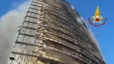 Il palazzo distrutto dalle fiamme
