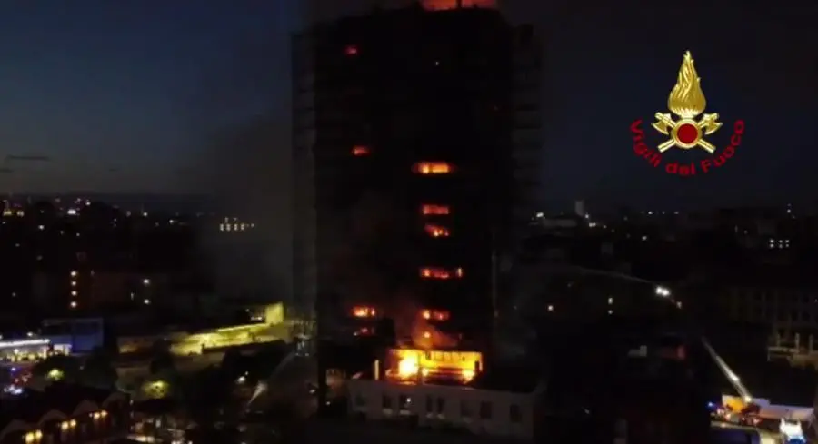 Il palazzo distrutto dalle fiamme