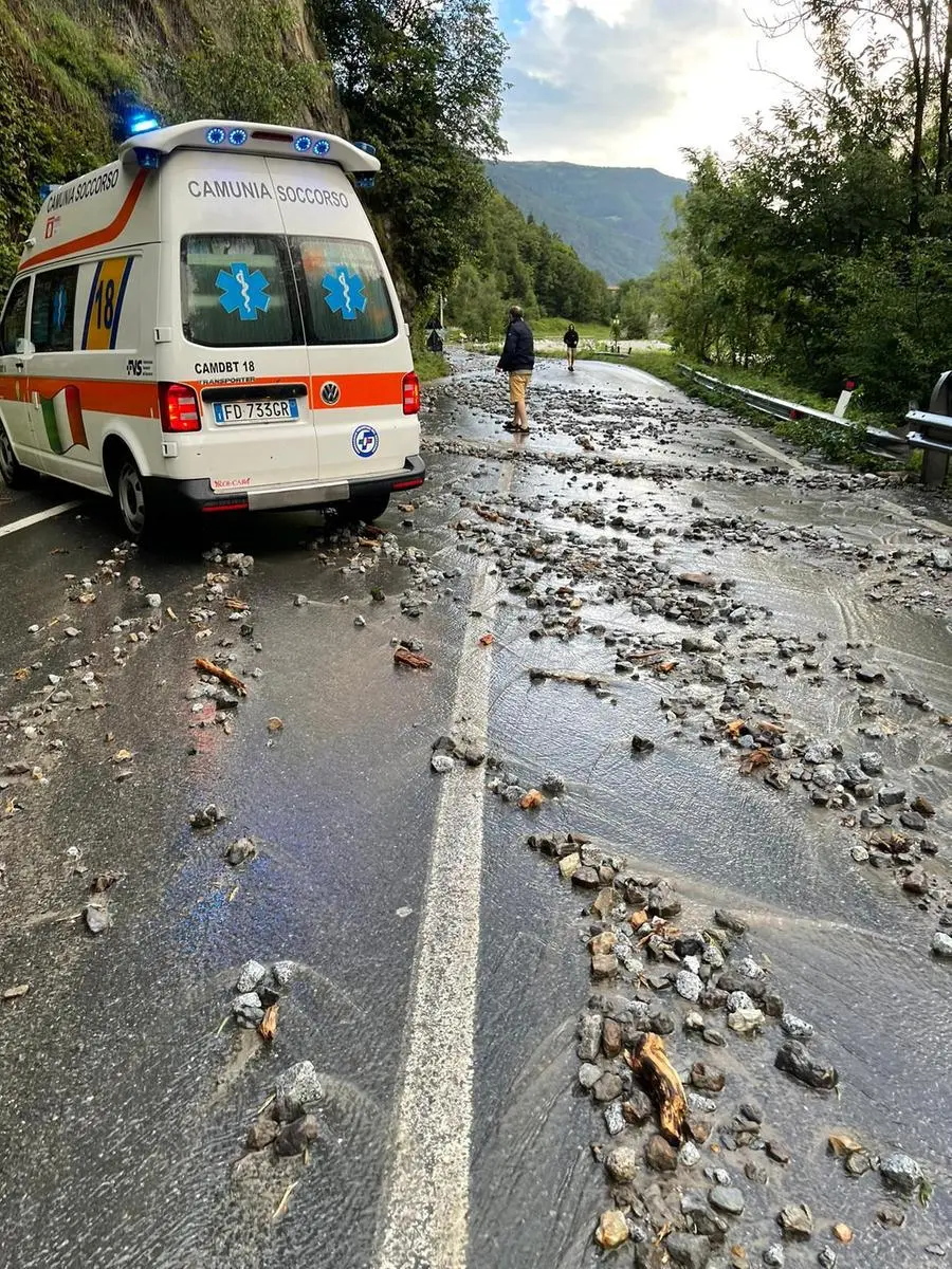 Tempesta in Valcamonica: i detriti sulla strada