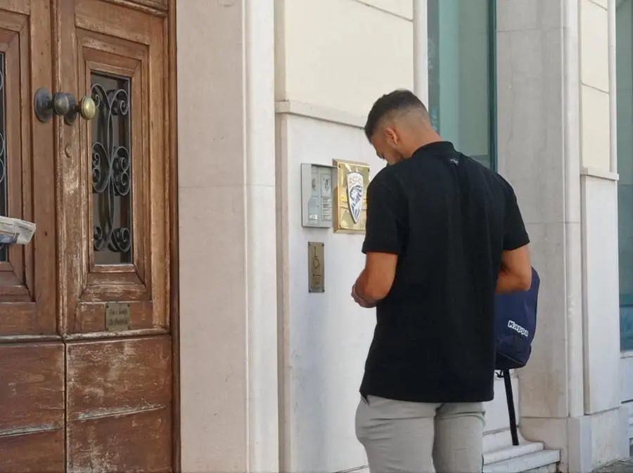 Mehdi Léris entra nella sede legale del club in via Solferino