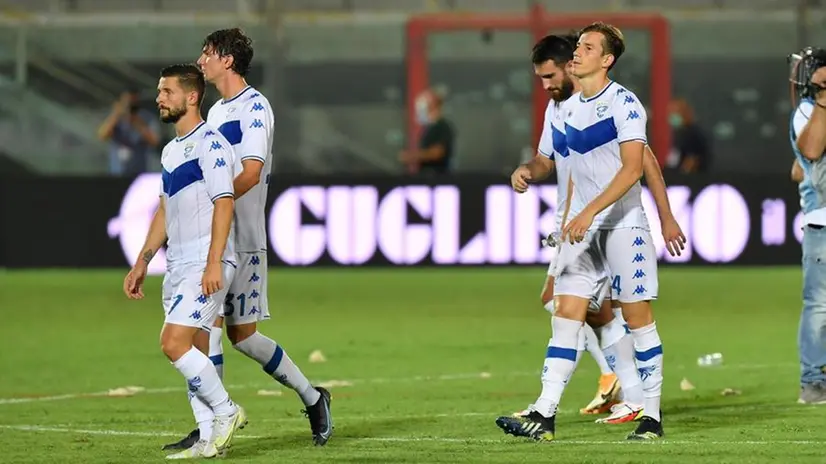 Il Brescia in campo allo stadio Scida di Crotone