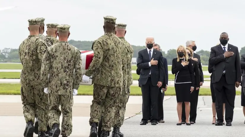 Dover, Biden accoglie in patria le salme dei militari Usa uccisi a Kabul