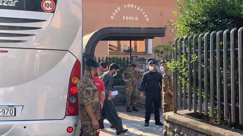 L'arrivo degli autobus a Edolo con a bordo i profughi afghani