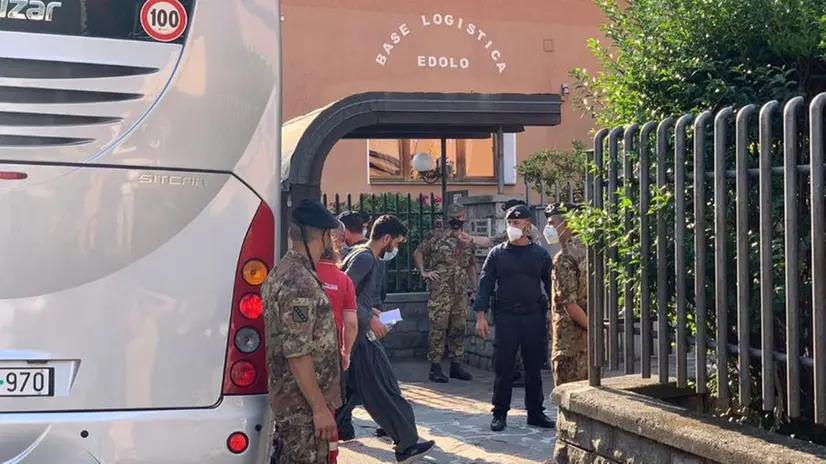 L'arrivo degli autobus a Edolo con a bordo i profughi afghani