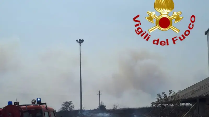 Un edificio raggiunto dalle fiamme - © www.giornaledibrescia.it