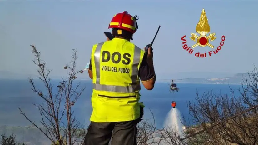 Un Direttore operazioni di spegniamento (Dos) dei Vigili del Fuoco impegnato in Sicilia - © www.giornaledibrescia.it