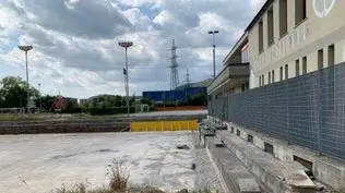 Nessuno al lavoro all’interno del cantiere al centro sportivo di San Bartolomeo