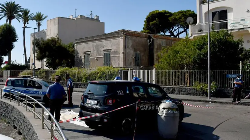 Acitrezza, omicidio-suicidio: spara alla ex, poi si impicca