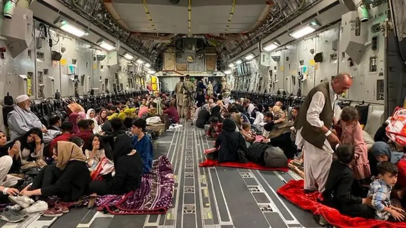 Via da Kabul, caos nell'Afghanistan in fiamme